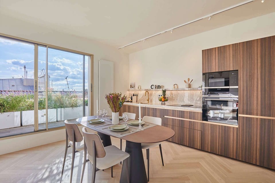 salle à manger avec cuisine ouverte