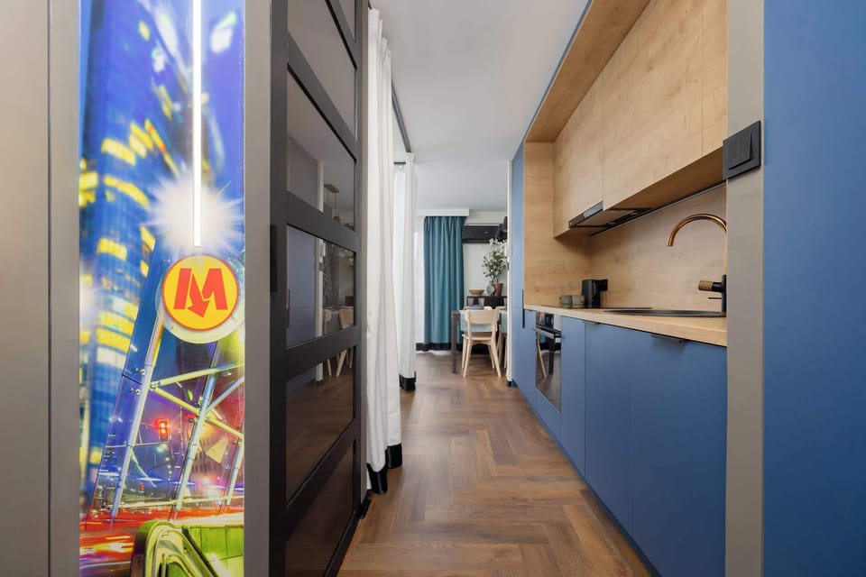 The colorful wall mural inspired by the Warsaw metro enlivens the corridor and gives the interior a unique urban character.