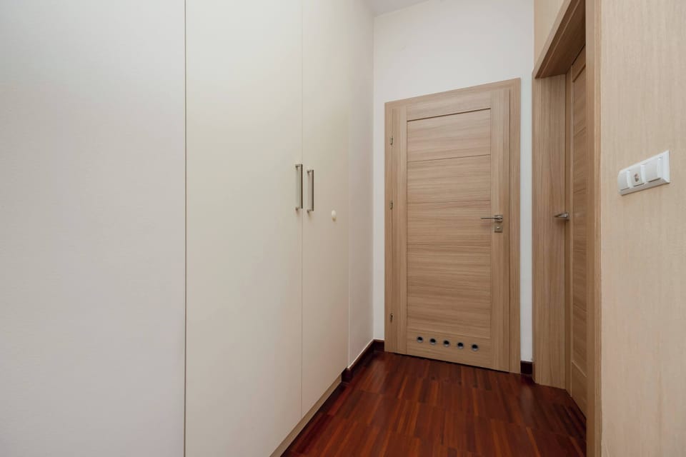 Hallway with a practical, spacious wardrobe.