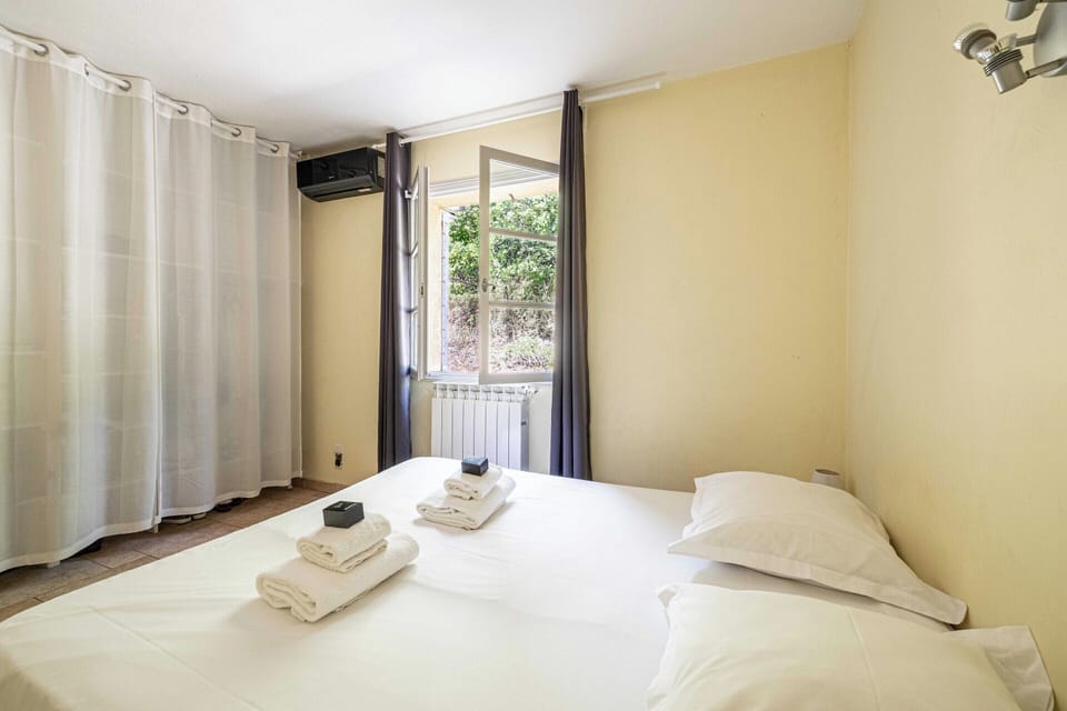 Apartment | 3 bedrooms, laptop workspace, iron/ironing board, bed sheets