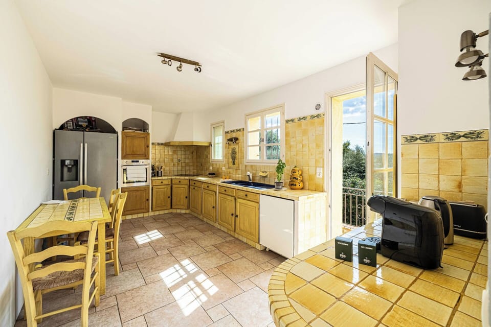 Apartment | Private kitchen | Coffee/tea maker, fridge, microwave, oven