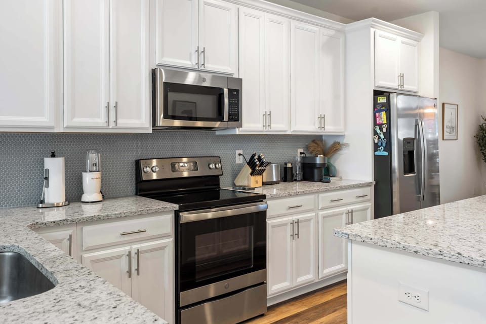 Cook and dine effortlessly in the fully equipped kitchen