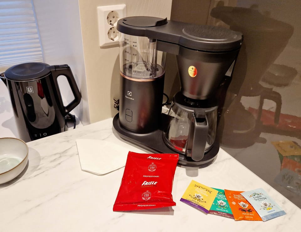 A drip coffee maker, water kettle ++