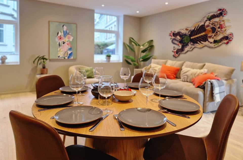 Round dining tables are great for social dinners.