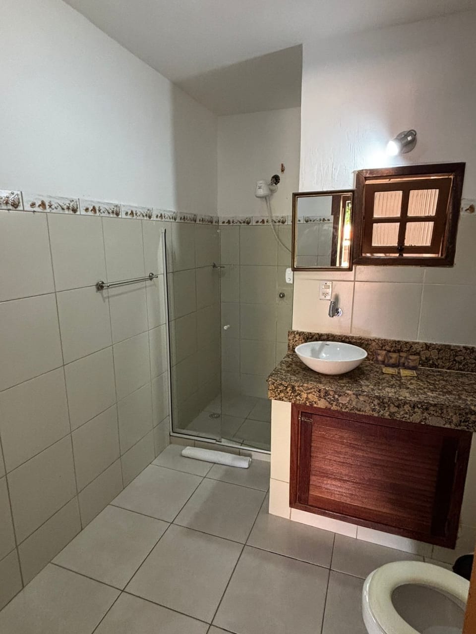 Family Room | Bathroom | Shower, free toiletries, towels, soap