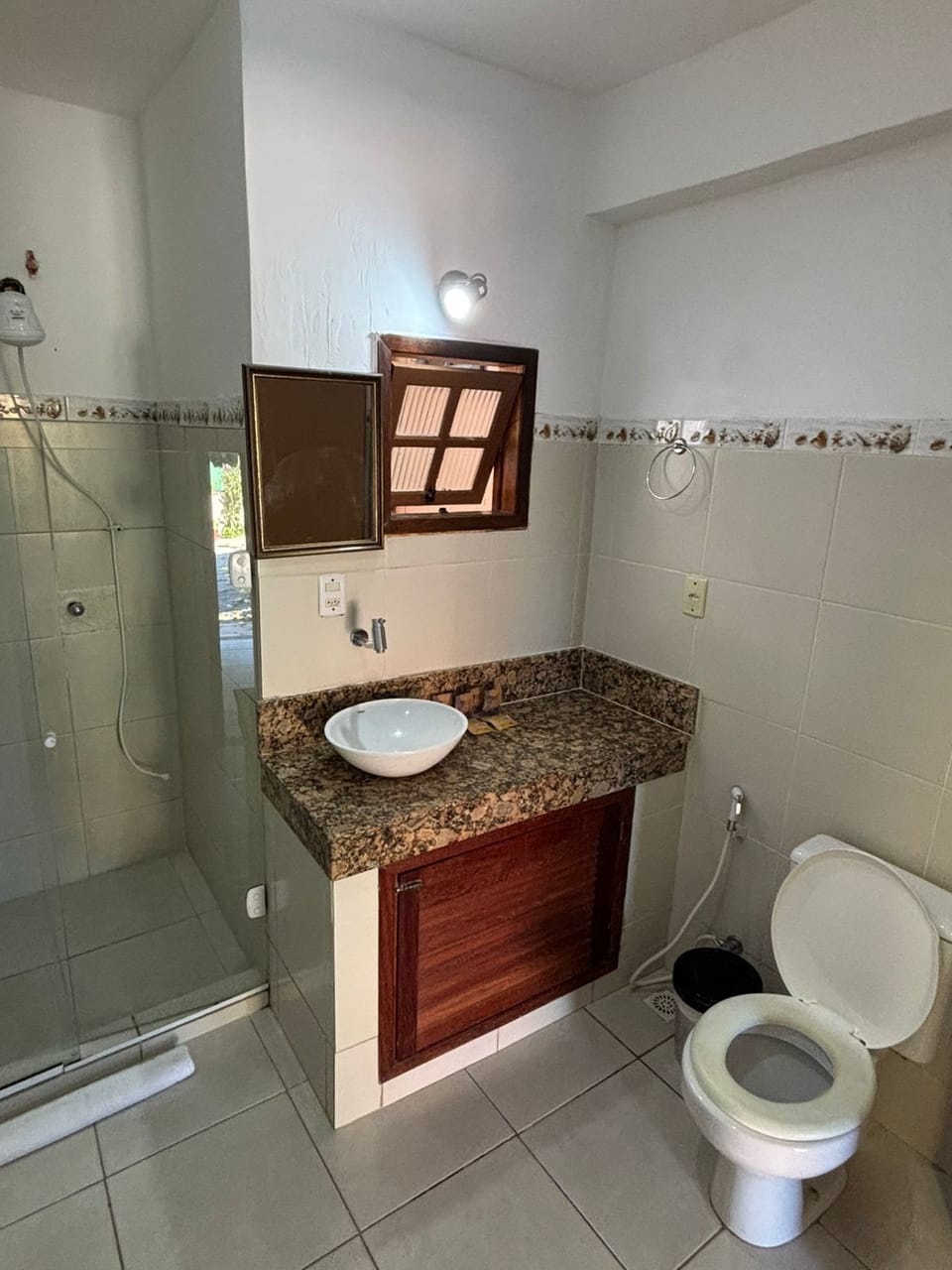 Family Room | Bathroom | Shower, free toiletries, towels, soap