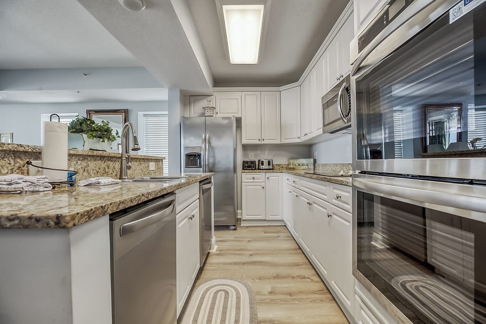Equipped Kitchen with Refrigerator, Dishwasher, Oven, Microwave and More