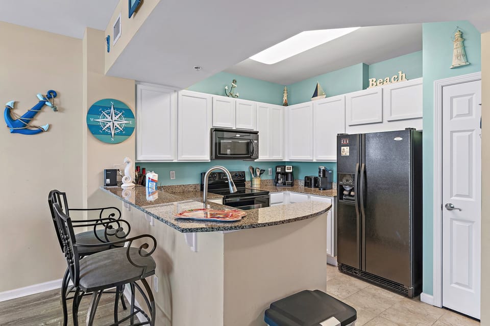 Eat-in kitchen bar seating