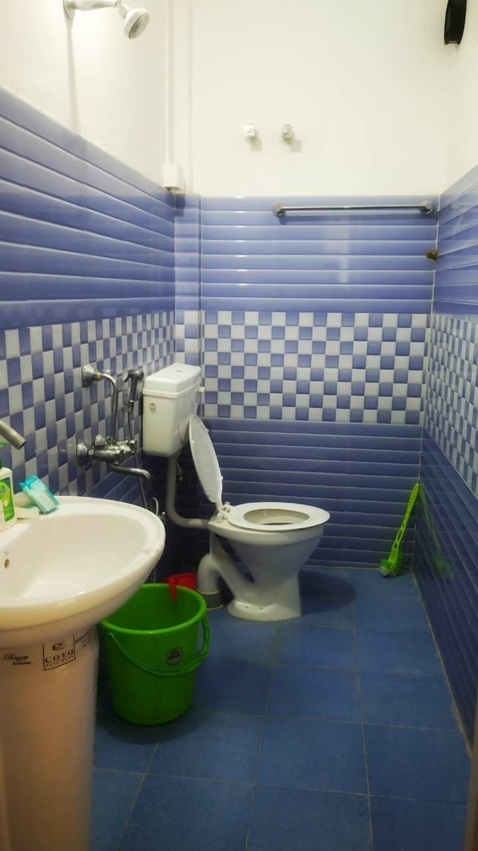 Double Room, 1 Queen Bed, Balcony, Garden View | Bathroom | Shower, towels, soap, shampoo