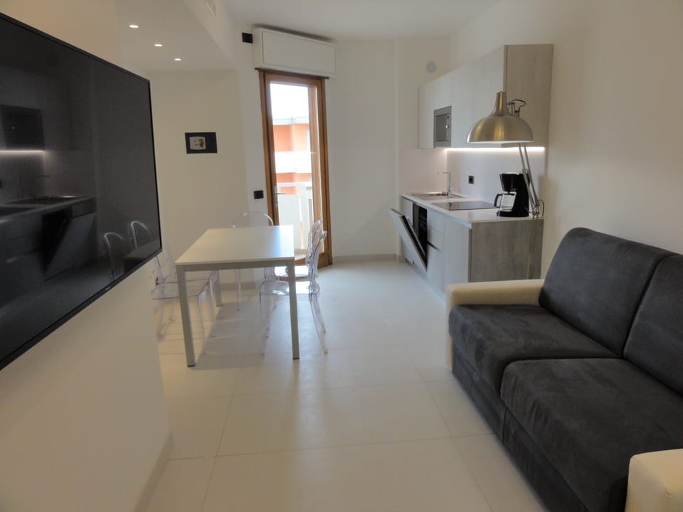 Apartment, 2 Bedrooms, Balcony, City View | Living room