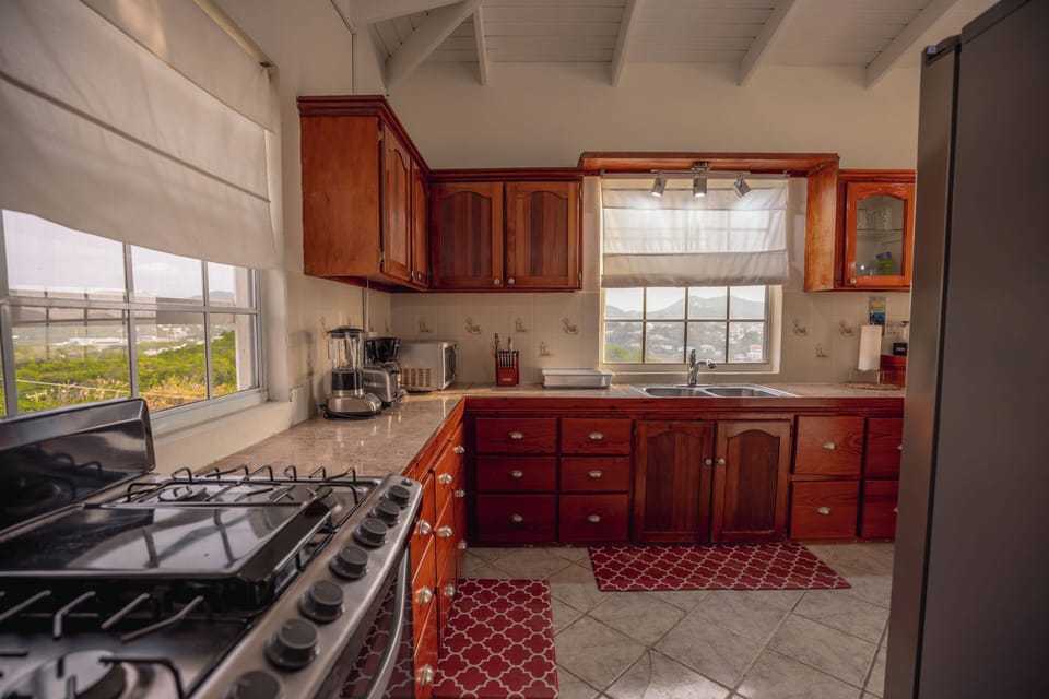 Mountain View’s and Atlantic breeze flow through when the windows are open