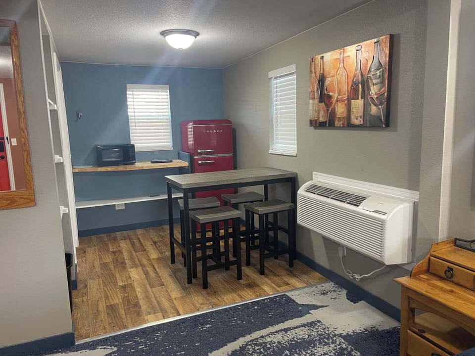 Classic Single Room | In-room dining