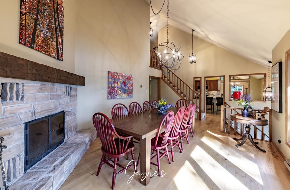 Dining Room &amp; Fireplace (2)