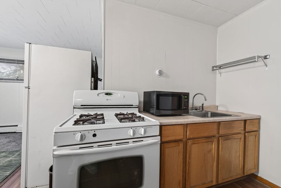 Comfort Double Room, 2 Queen Beds, Kitchenette | Private kitchen | Coffee/tea maker, fridge, microwave