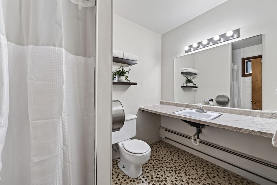 Comfort Double Room, 2 Queen Beds, Kitchenette | Bathroom | Shower, towels, soap, shampoo