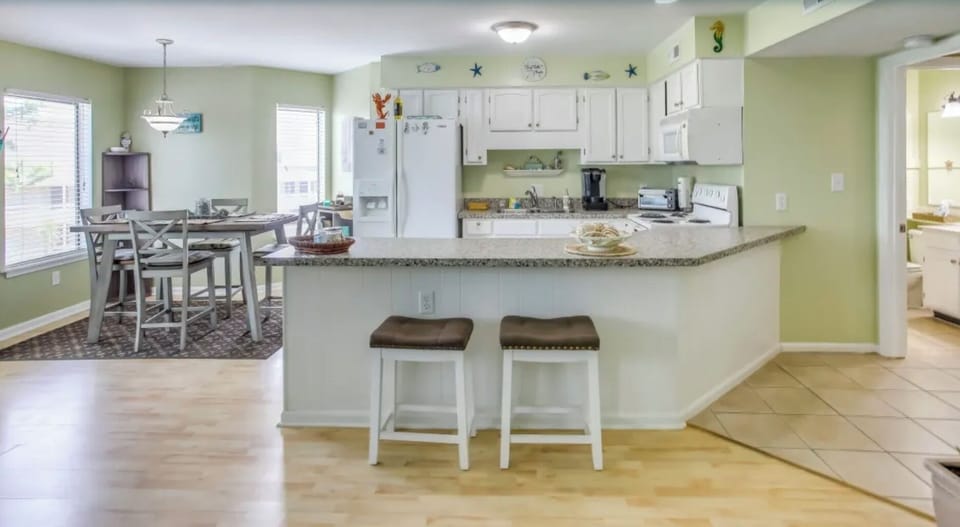 Cook and dine in this bright, fully equipped kitchen with a breakfast bar.