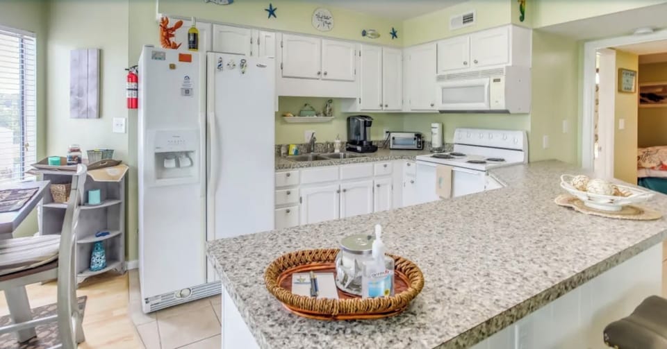 Fully Stocked kitchen with air fryer, toaster oven, coffee pot, Keurig, etc.