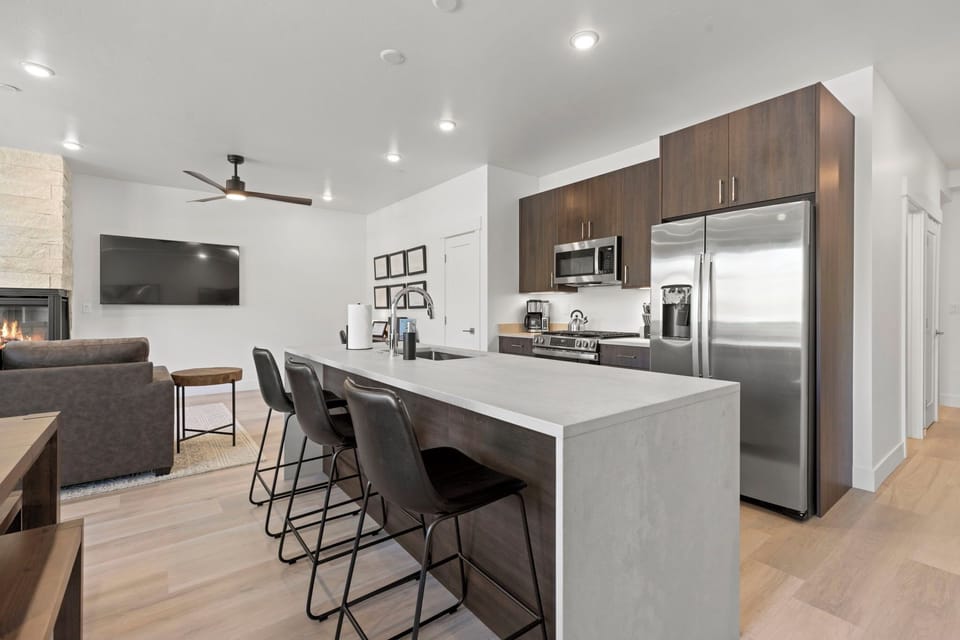 Breakfast bar with seating for 3.