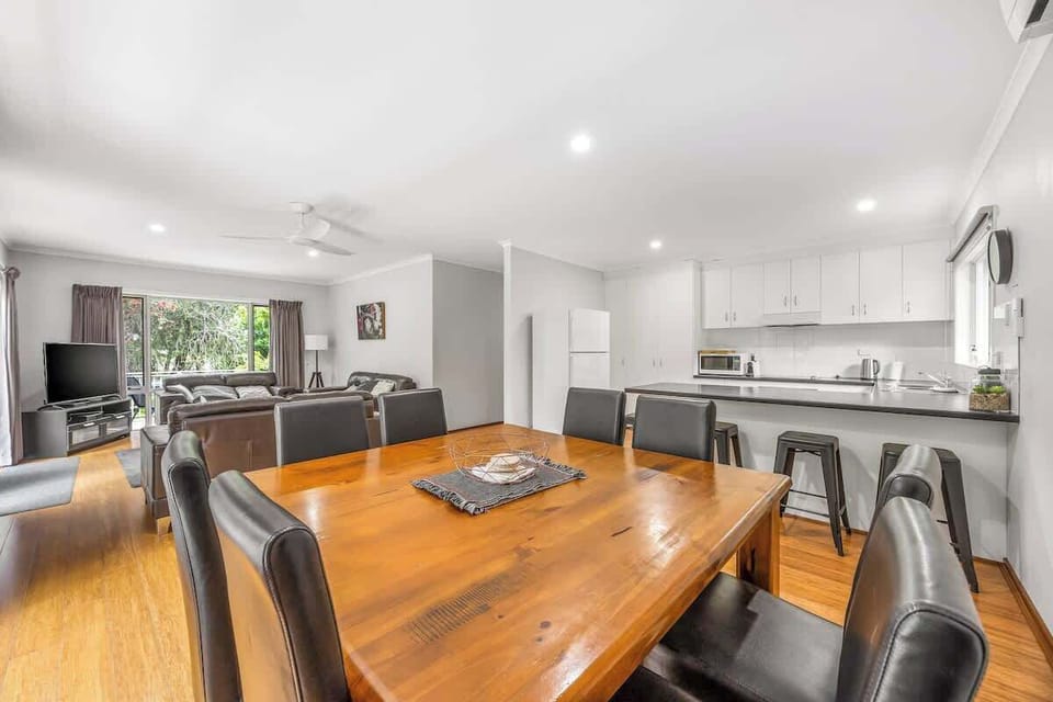 Kookaburra Retreat Living Dining Kitchen