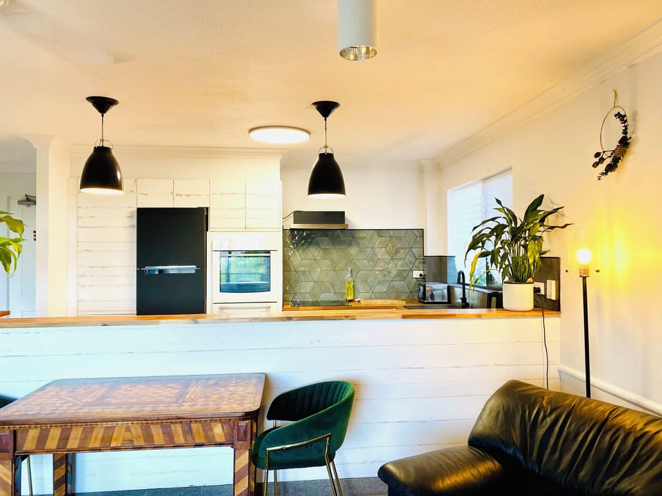 Kitchen & Dining