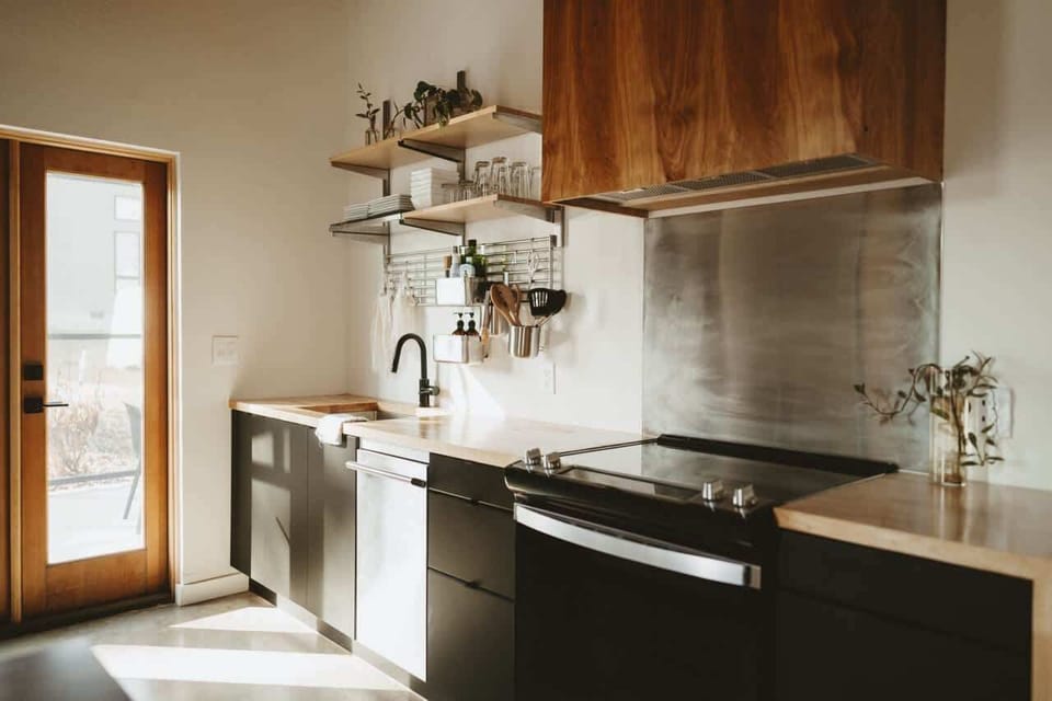 Simple elegance meets functionality in this modern kitchen. ✨🍽️
