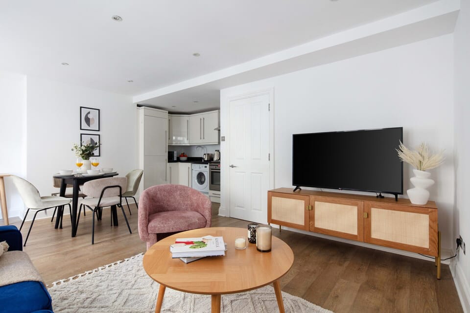 City Apartment, 1 Double Bed with Sofa bed, Non Smoking, City View | Living area | 40-inch Smart TV with satellite channels