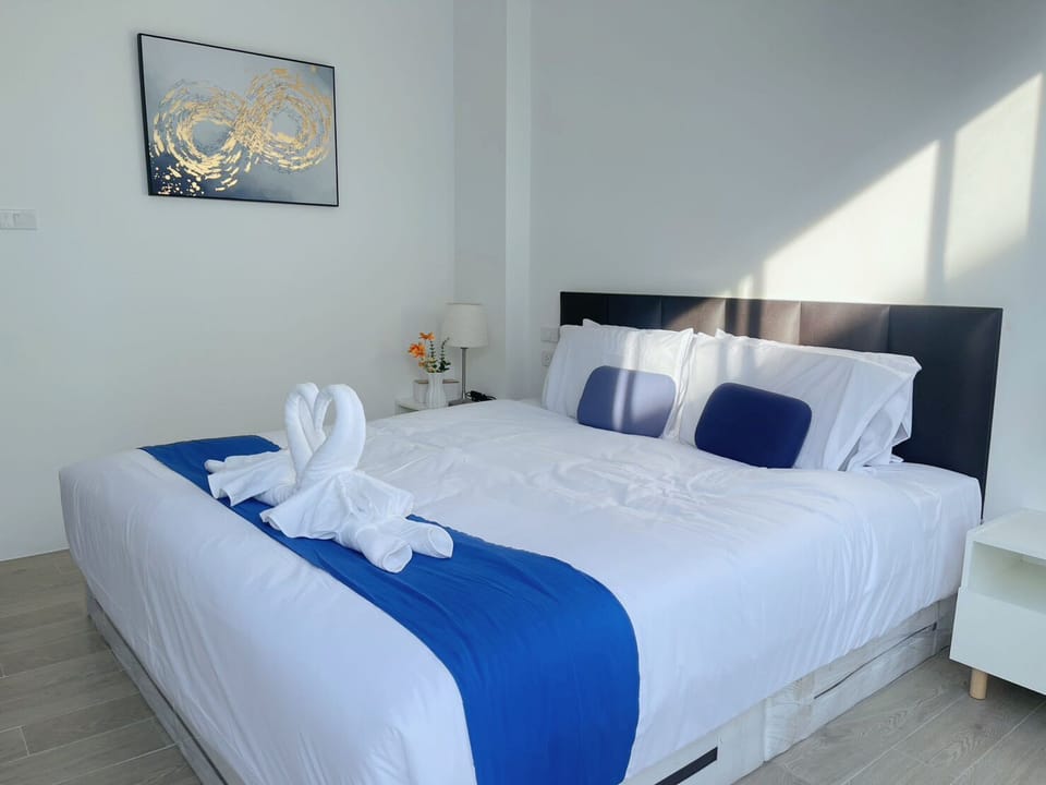 Superior Room, Pool View | Minibar, bed sheets