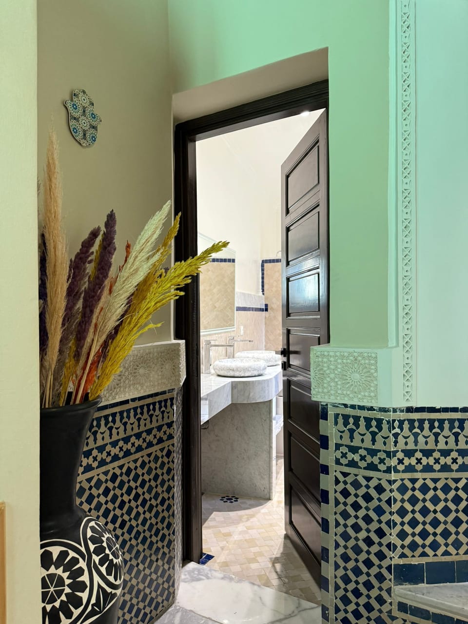 Deluxe Suite | Bathroom | Designer toiletries, hair dryer (on request), slippers