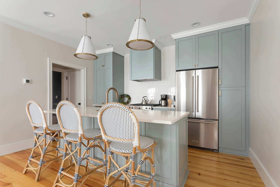 Fully equipped kitchen with island seating 