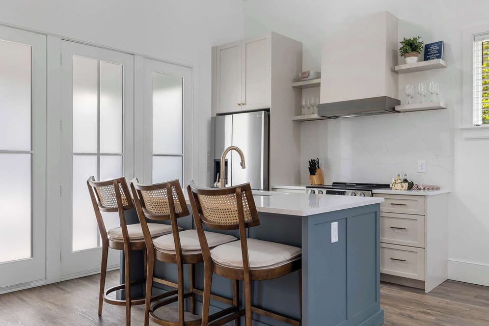Fully equipped kitchen with island seating 