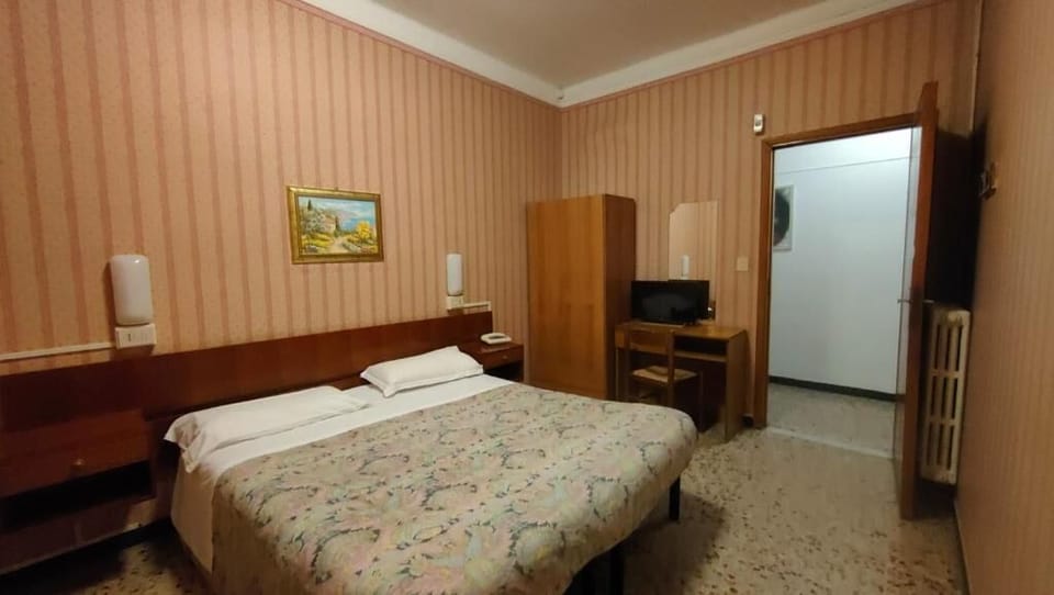 Desk, laptop workspace, free cribs/infant beds, bed sheets