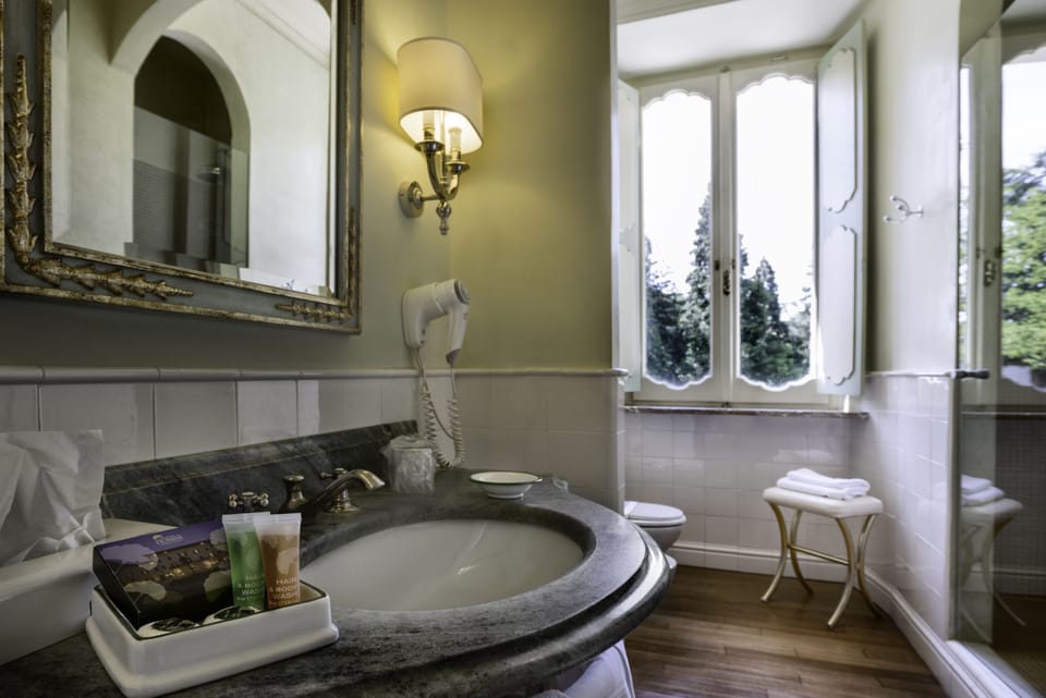 Junior Suite | Bathroom | Combined shower/tub, free toiletries, hair dryer, bathrobes