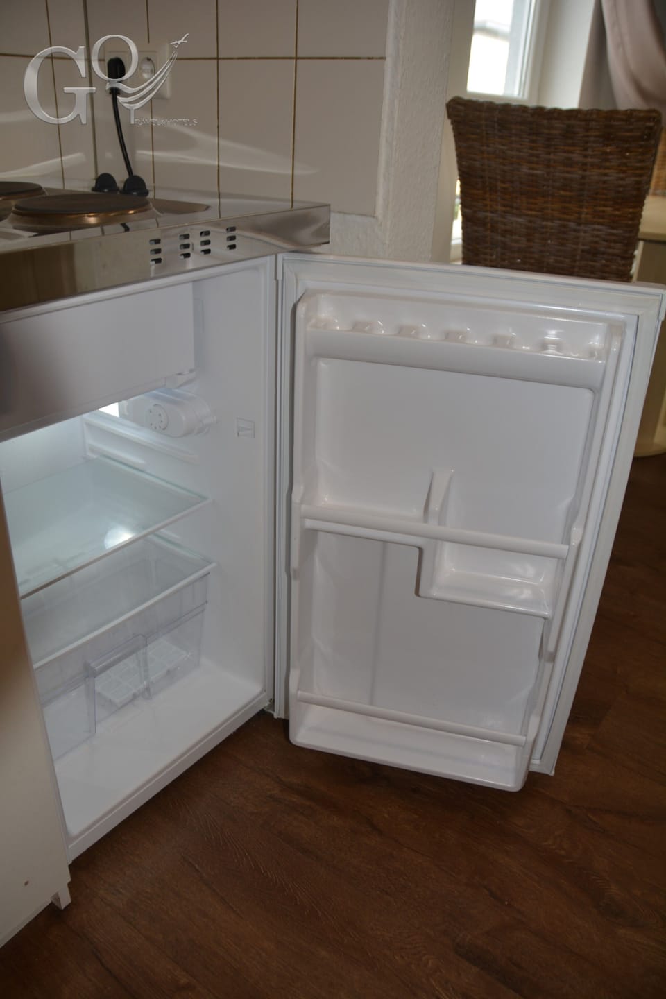 Deluxe Studio Suite | Private kitchen | Fridge, microwave, electric kettle, cookware/dishes/utensils