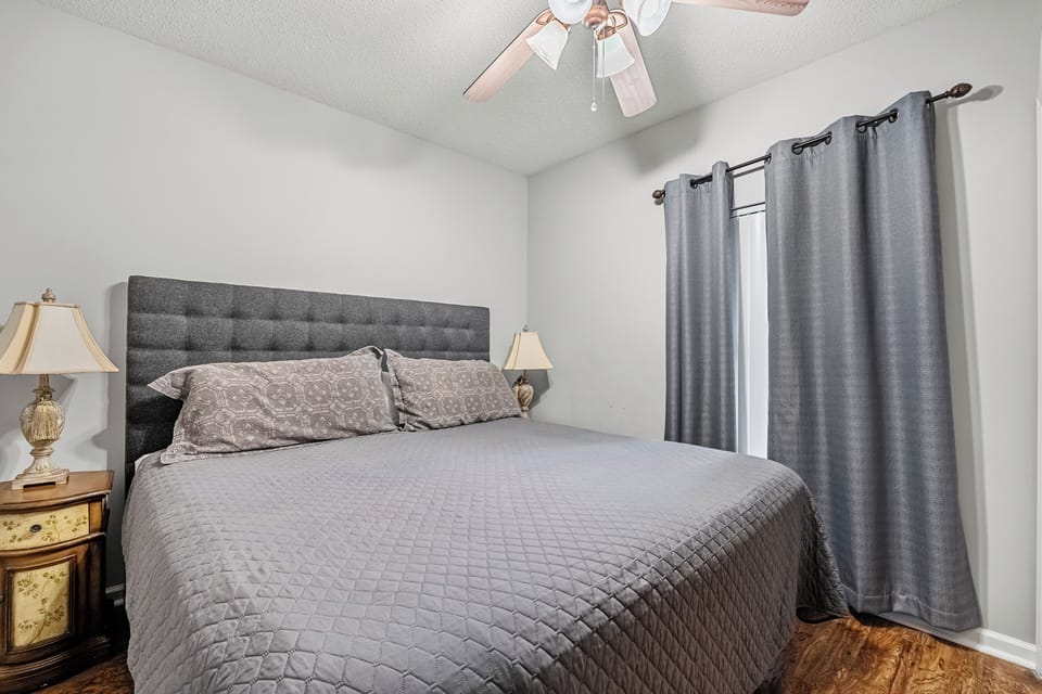 Bedroom with King Bed, Cable TV and Wifi