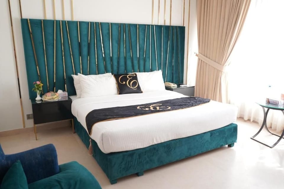 Premier Room, Garden View | In-room safe, desk, laptop workspace, soundproofing