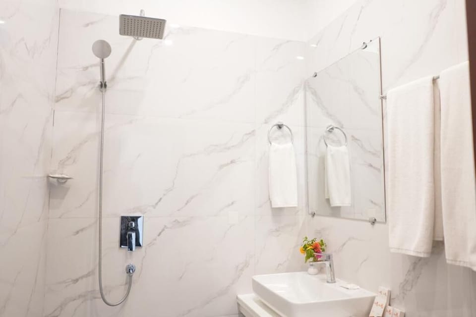 Premier Room, Garden View | Bathroom | Free toiletries, hair dryer, bathrobes, slippers