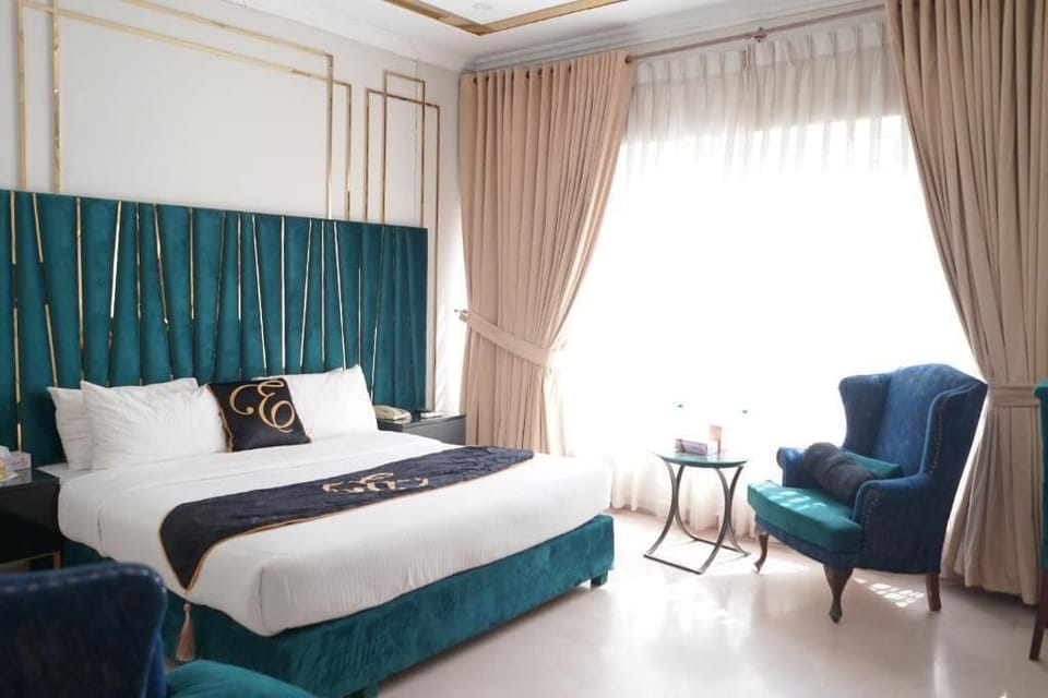 Premier Room, Garden View | In-room safe, desk, laptop workspace, soundproofing