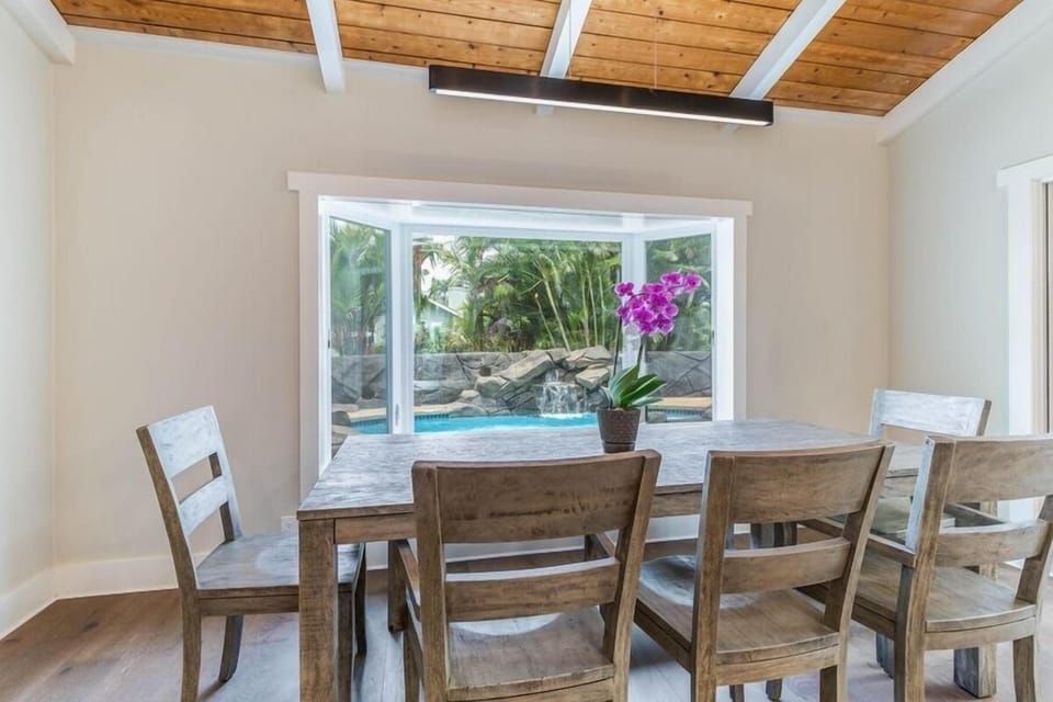 Share casual meals at Lani Oasis’ breakfast nook, framed by windows overlooking the pool and gardens.