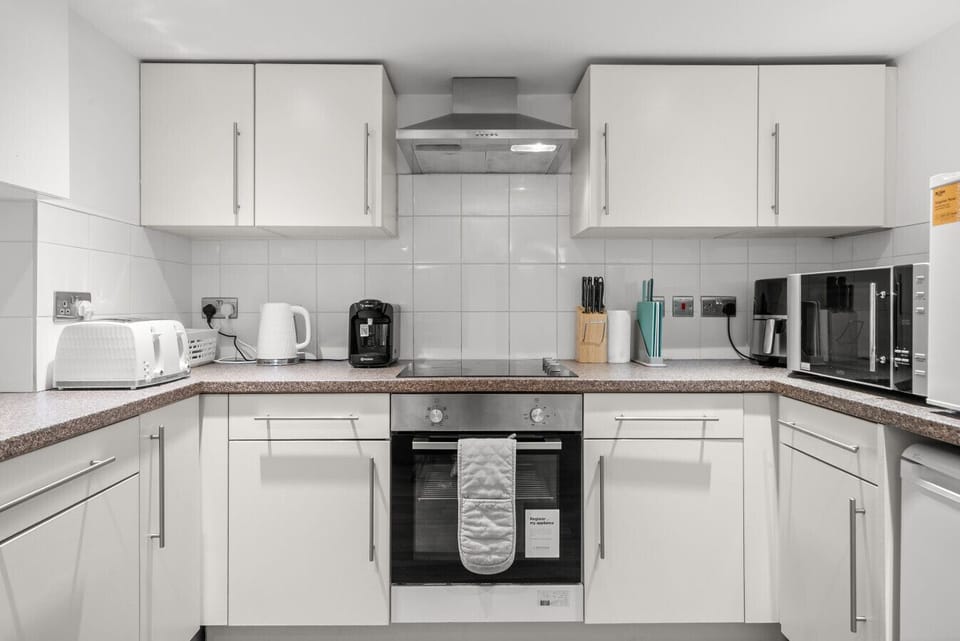 Kitchen Oven & Hob - Modern cooking appliances available for guests who enjoy preparing their own meals.