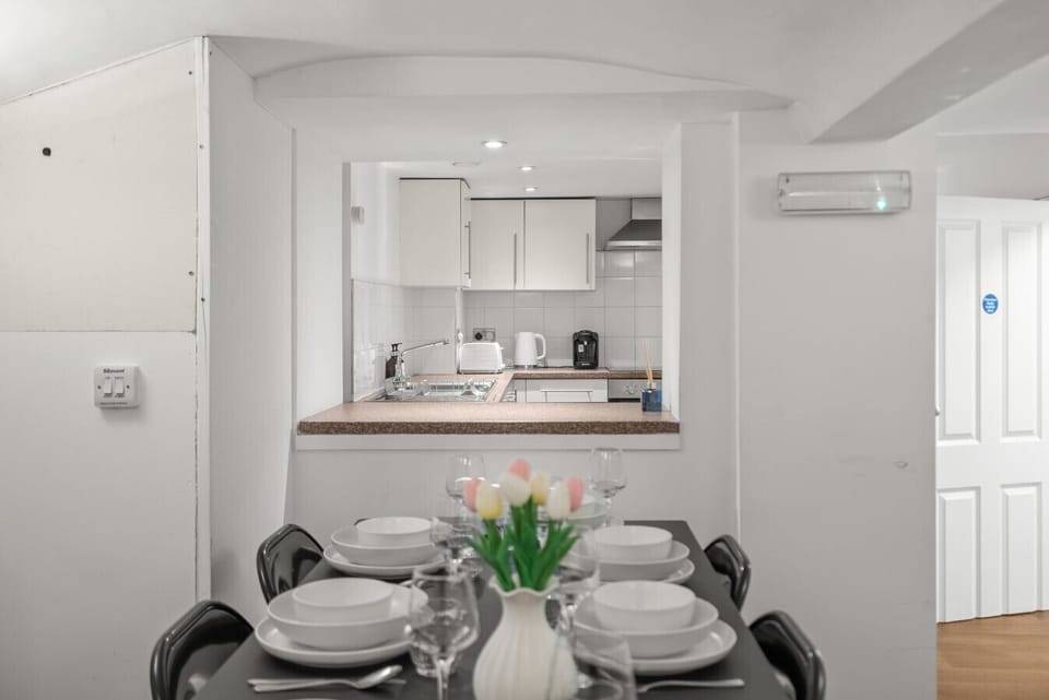 Dining Area – Kitchen View - Open dining space connected to the kitchen, ideal for social meals and relaxed conversations.