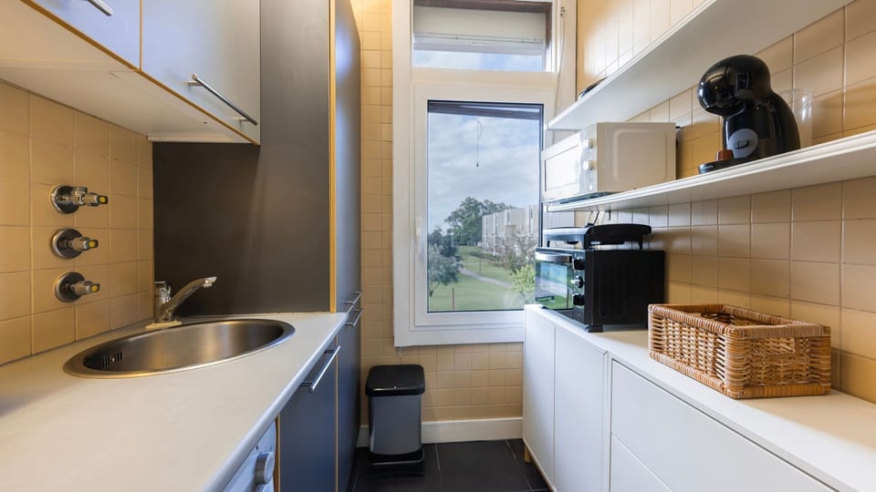 Compact and practical kitchen with everything you need, overlooking the garden. #Homecooking #Portugal #pt #Tróia