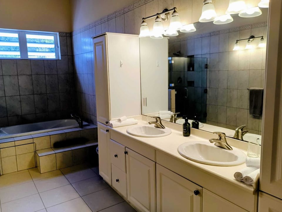 Deluxe Room | Bathroom | Free toiletries, hair dryer (on request), bathrobes, slippers