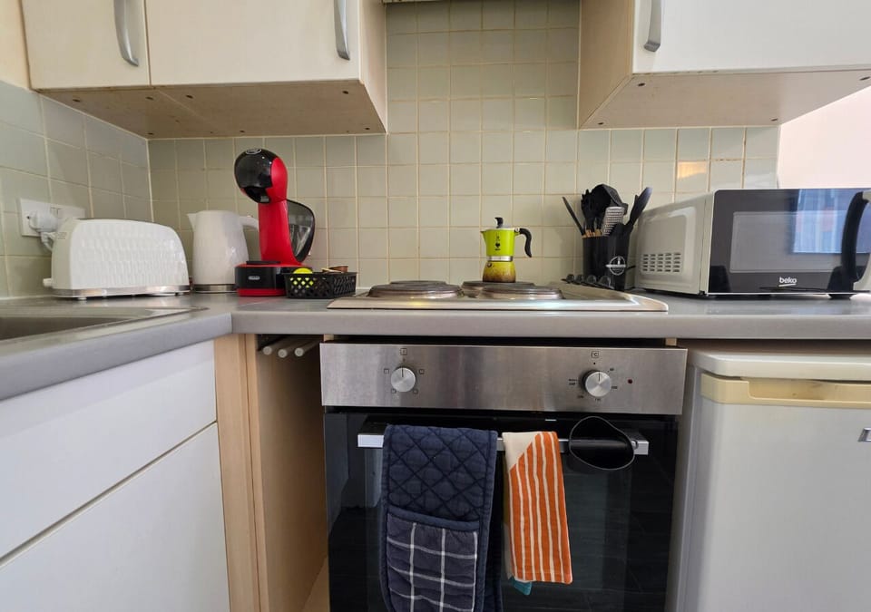 Apartment, Private Bathroom | Shared kitchen | Electric kettle, toaster