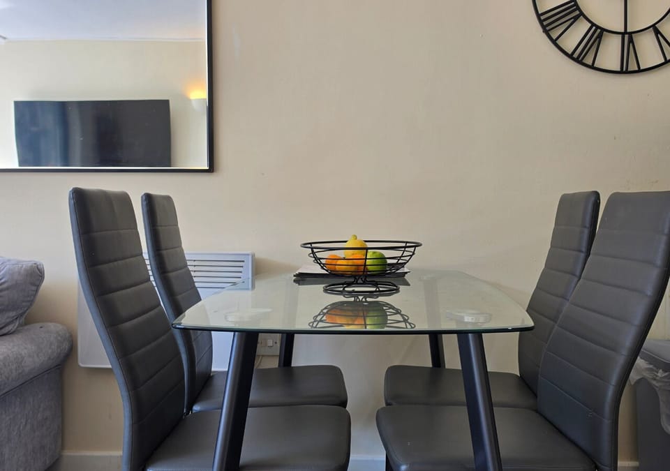 Apartment, Private Bathroom | Dining