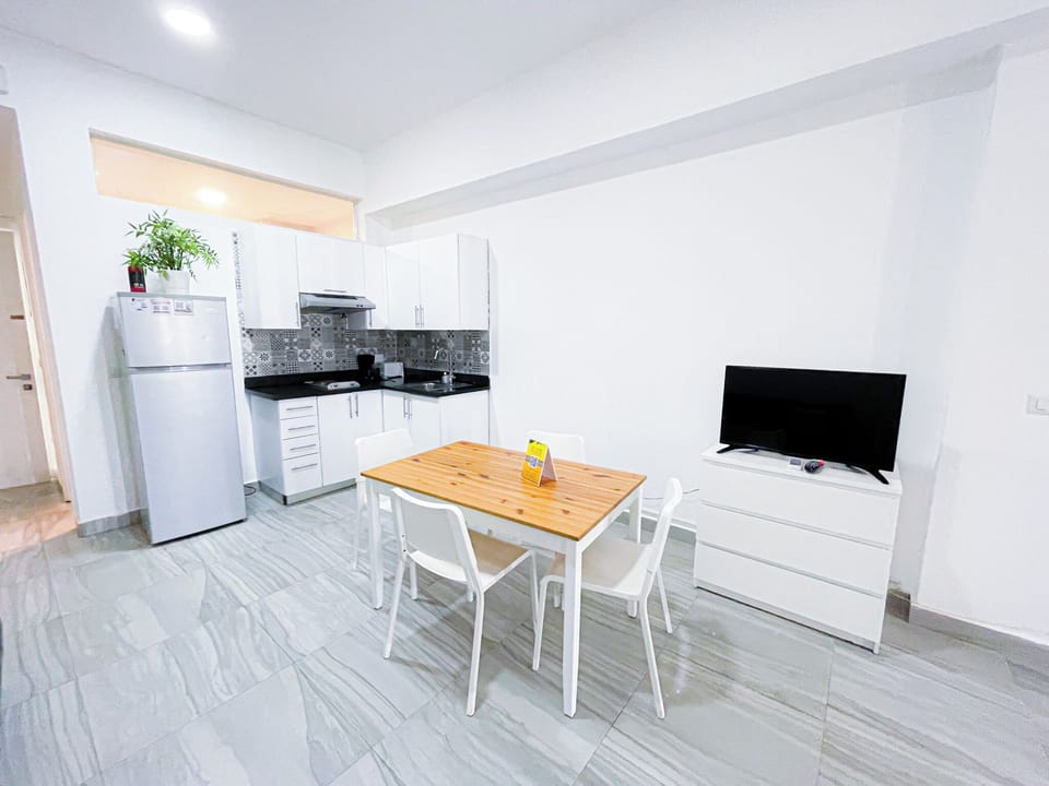 Superior Studio, 1 Queen Bed with Sofa bed, Pool Access, City View | Private kitchen | Microwave, stovetop, toaster, cookware/dishes/utensils