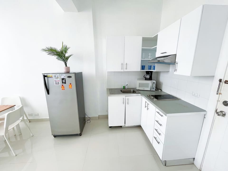 Junior Suite, 1 Bedroom, Balcony, City View | Private kitchen | Microwave, stovetop, toaster, cookware/dishes/utensils