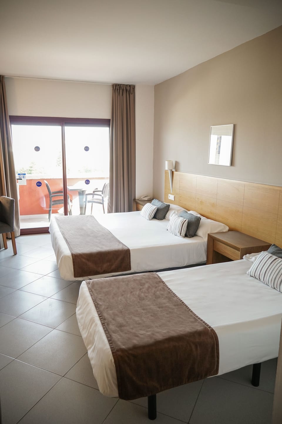 Triple Room (3 adultos) | Minibar, in-room safe, desk, laptop workspace