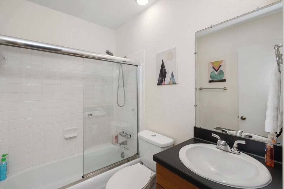 Full bathroom upstairs, by the 3rd bedroom