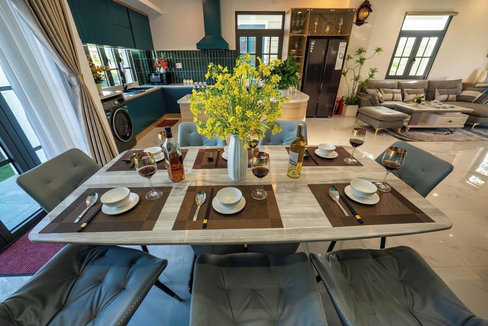 House, Private Pool, Park View | In-room dining