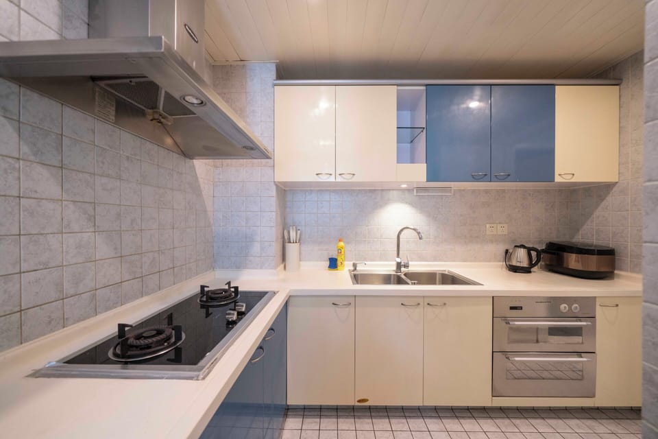 Superior Apartment, 1 Bedroom, Kitchen, City View | Private kitchenette | Microwave